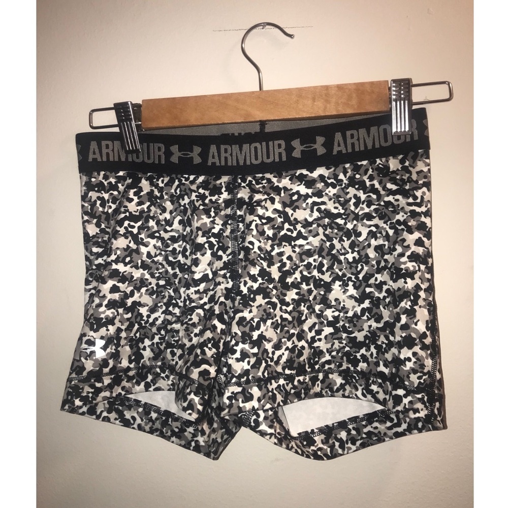 LIKE NEW Underarmour active wear shorts